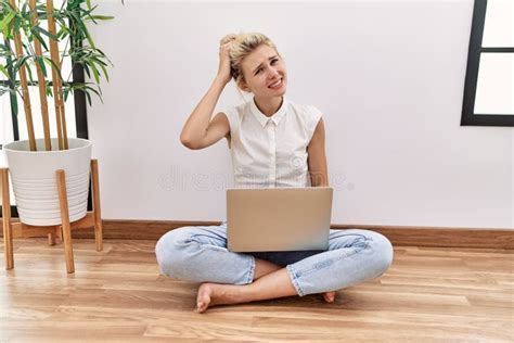 Junge Blonde Frau Die Mit Einem Laptop Auf Dem Boden Im Wohnzimmer Sitzt Verwirrt Und Fragt