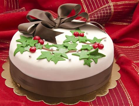 Some fancy up the outside of the cake with frosting, candy or fruit, while others use simple layering tricks to make the inside shine. Creative Yet Easy Christmas Cake Decorating Ideas | eBay