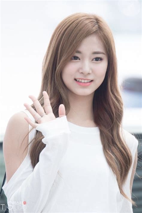 Pin Oleh ᴍᴀʜɴᴏᴏʀ ᴋʜᴀɴ Di Tzuyu Wanita Cantik Warna Rambut Panjang