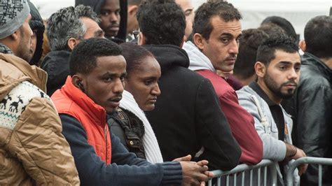 Migrant Crisis Germany Heads For 1m Asylum Seekers In 2015 Bbc News