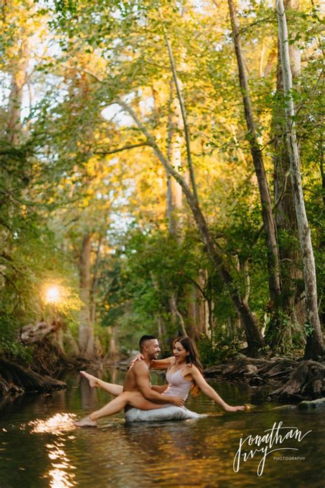 Romantic Couples Engagement Photos At Cibolo Nature Center Jonathan Ivy In 2020 Couples