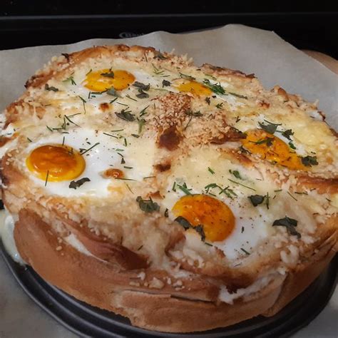 Auf einer mit mehl bestäubten arbeitsfläche den teig dünn mit einem wellholz auswellen. Rezept Käse-Schinken Kuchen und andere Rezepte von ...