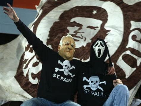 Pauli players stop pitch invaders before the game vs kiel! HOOLIGANS ESPAÑA: Ultra Sankt pauli