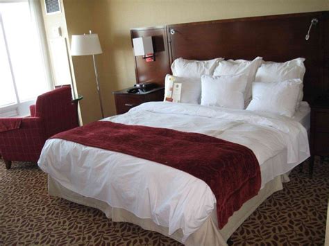 Queens are typically the best bed size for couples, but depending on how much you or your partner likes to move around, you might fare better with a king size bed frame. "King Size Bett" Marriott Niagara Falls Fallsview Hotel ...