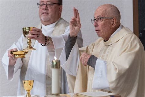 First Deaf Priest In Us Visits Minnesota Parish Inspires Jesuit Novice Catholic Review