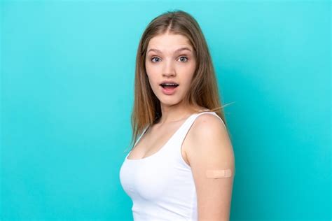 Adolescente Russe Portant Un Pansement Isol Sur Fond Bleu Avec Une