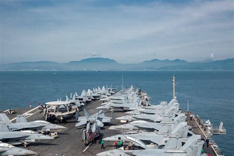 el grupo de ataque del portaaviones uss ronald reagan visita vietnam