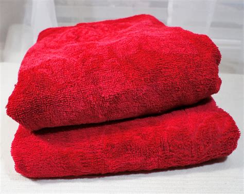 Pair Vintage Red Bath Towels Dundee 100 Cotton 23 X42 Vintage