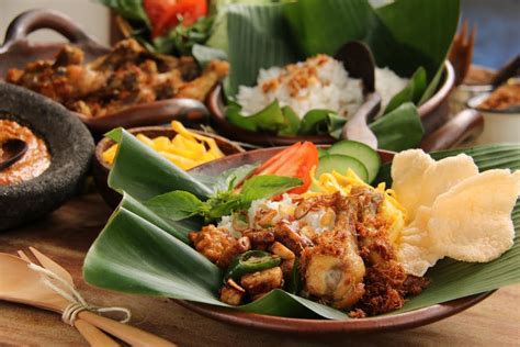 Indonesian Street Food: 5 Places to Eat & Top Restaurants in Jakarta