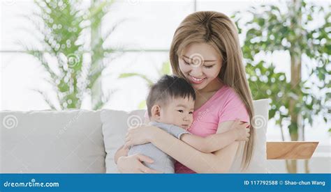 La Mamá Abraza A Su Hijo Foto De Archivo Imagen De Poco 117792588
