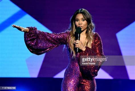 Host Regina Hall Photos And Premium High Res Pictures Getty Images