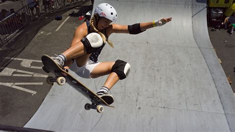Supergirl Skate Pro 2016 Vertical Ramp Skateboarding Contest Media