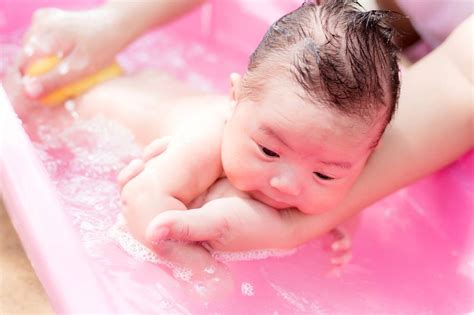 Perawatan bayi baru lahir perlu periksa ke bidan/dokter/perawat minimal tiga kali, yaitu pada Memandikan Bayi bagi Ibu Baru, Simak Hal yang Perlu Diketahui