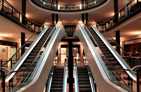 Gambar Bangunan Eskalator Desain Interior Simetri Mall Lobi