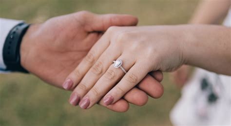 Un bijoutier invente une bague de fiançailles avec GPS intégré C est