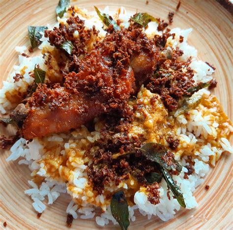 Nasi kukus ayam goreng berempah merupakan menu yang popular di pantai timur iaitu di pahang, terengganu dan kelantan. Cara untuk membuat Ayam Goreng Berempah yang Mudah - My Resepi