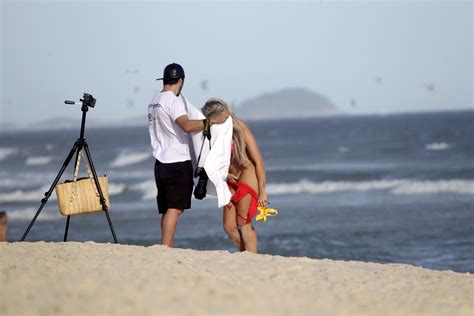 Ops Veridiana Freitas é flagrada trocando de roupa em plena praia no