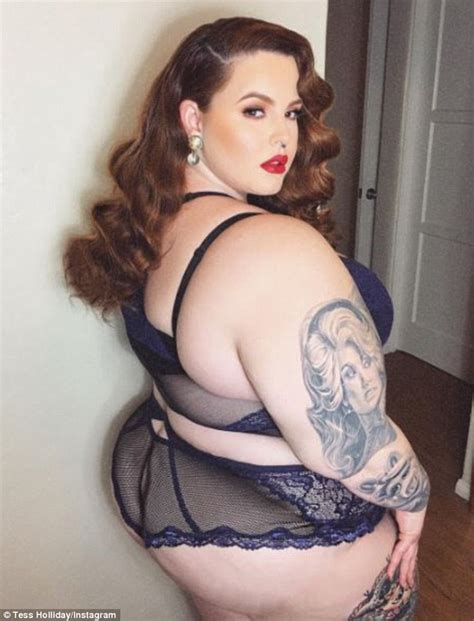 Size 22 Tess Holliday Poses For Sultry Lingerie Photo Daily Mail Online