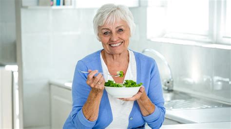 Eine Seniorin isst einen Salat | Navimol