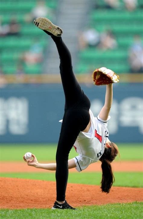 Shin Soo Ji First Pitch Move Rhytmic Gymnast 신수지 Shin Soo Ji Throws The First Pitch On July