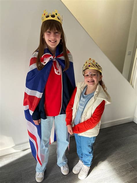 Britons Dress Up For Queens Platinum Jubilee And Prepare To Mark Her