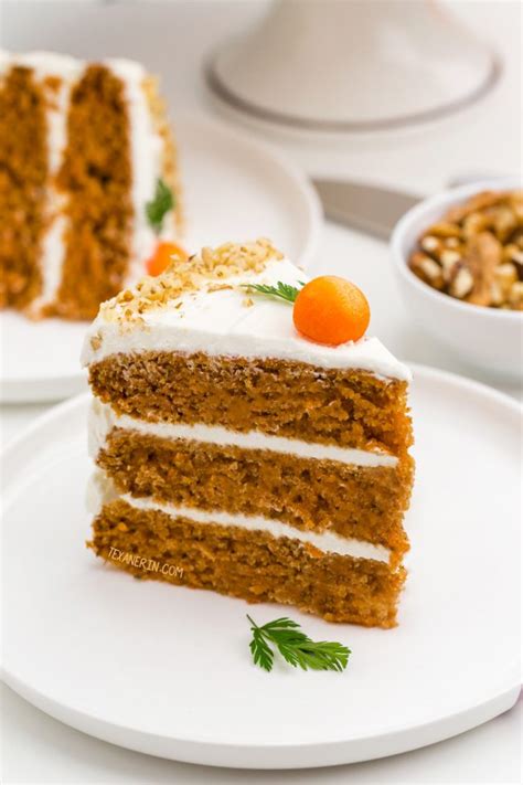 Bizcocho esponjoso de zanahoria con pasas, nueves y pedacitos de piña peinado con nuestra cubierta de crema de queso. Healthy Carrot Cake (gluten-free option) - Texanerin Baking