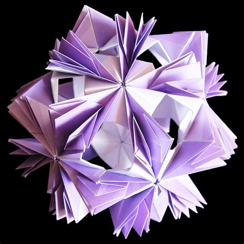 1 day ago · 中秋賞月，除了欣賞又大又圓的月亮，月球因周邊環境結合而成的光影，也很值得細味。天文台在 facebook 貼文表示，昨晚 (20 日)迎月夜除了皎潔的月亮，不少朋友更看到月華、月暈和幻月等天文現象。天文台解釋，這些. 月暈 / Moon halo | What shall we play?