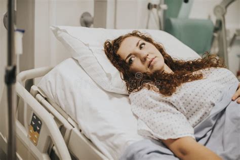 patient féminin se reposant dans un lit d hôpital image stock image du éveillé pièce 129622923