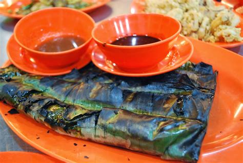 Aroma ikan bakar di pantai jeram ni memang famous dan sering diserbu orang ramai yang datang ke kuala selangor. BookWorm Travel: VMY2014: Ana Ikan Bakar Petai, Tanjung Lumpur