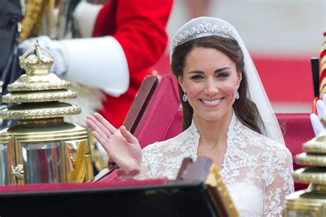 Queen Elizabeths Tiaras Photos And History Of Her Most Lavish Tiaras Wwd