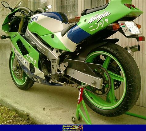Мотоцикл был ориентирован на многие страны мира, продаваясь на азиатском, европейском, североамериканском и южноамериканском рынках. 1989 Kawasaki ZXR250 - Moto.ZombDrive.COM