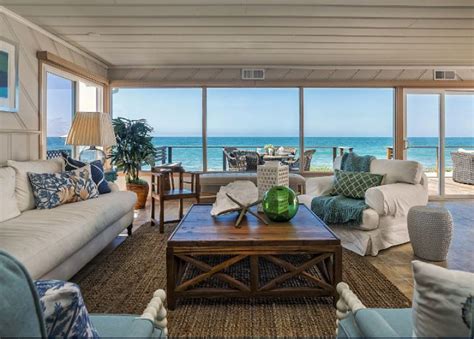 Comfy lake house living room decor ideas decor home. California beach house with slipcover furnishings | Beach ...
