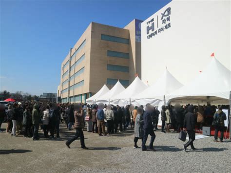 분양가 30평대 15억 1건, 40평대 18억 4건 현재 30평대 매매 30억찍어서 차익만 15억정도 계약금이 20프로니까 3억에 세금낼돈만있으면 잔금치룰수있음 (전세가가 12억이넘음) 자격은 만19세이상. 디에이치자이 개포, 로또 열풍 속 부적격·미계약 속출 우려 ...