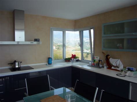 Tratamientos de ventana y cortinas para ventanas pequeñas. Foto: Ventana en Esquina en Cocina de Arquisurlauro ...