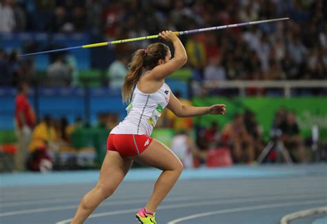 Maria andrejczyk rzuciła oszczepem 64,61 i zdobyła srebrny medal igrzysk olimpijskich w tokio. Maria Andrejczyk | Running, Body, Bikinis