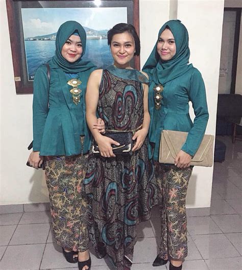 Maybe you would like to learn more about one of these? Kebaya Kartini Lurik - Yokodwi