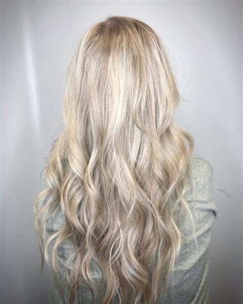 Adding red lowlights to blonde hair puts a spin on the base color by helping to add depth. 28 Blonde Hair With Lowlights So Hot You'll Want to Try'em ...