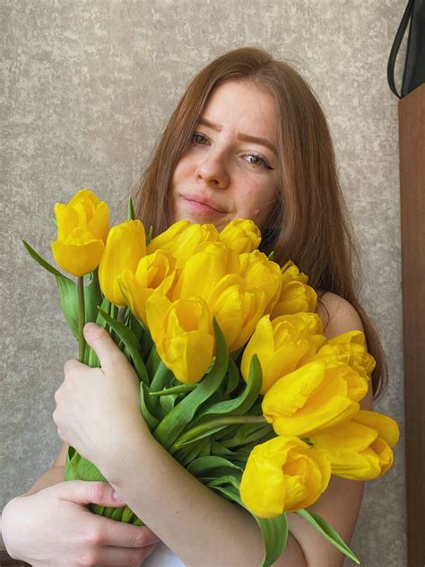 Photoshoot Girl With Flowers In 2022 Girls With Flowers Instagram
