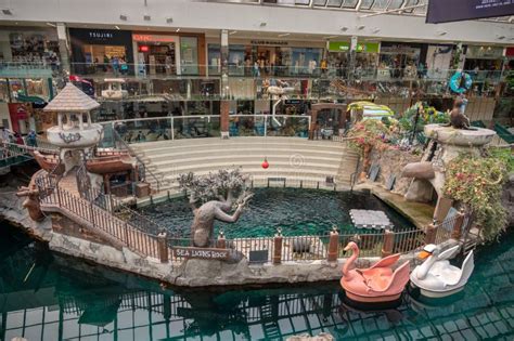 Inside The West Edmonton Mall Editorial Stock Image Image Of Shopping