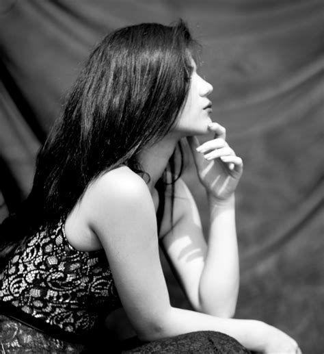 무료 이미지 사람 검정색과 흰색 소녀 여자 화이트 사진술 갈색 머리의 초상화 좌석 로맨스 검은 단색화