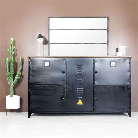 Ikea 25 façons dadopter liconique armoire métallique. Buffet bas industriel casier vintage | Buffet industriel, Buffet metal, Buffet meuble
