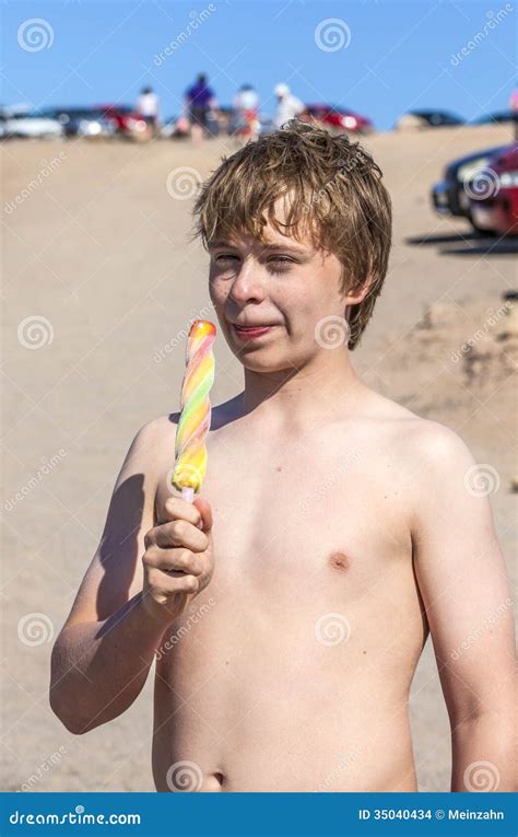 Vacaciones De Verano Adolescente Lindo Con Helado En La Playa Foto De Archivo Imagen De Cielo