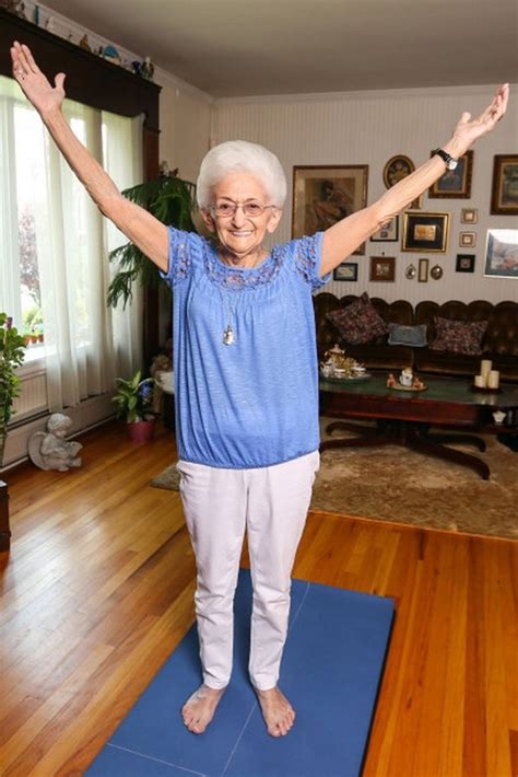 86 år Gammal Bestämmer Hon Sig För Att Göra Något åt Sin Skolios Och Tack Vare Yoga Lyckades