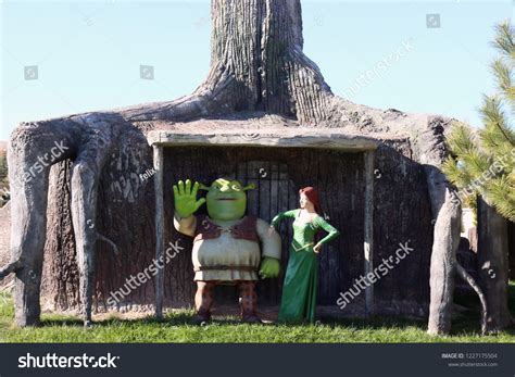 Стоковая фотография 1227175504 Wax Figure Shrek Princess Fiona Shreks