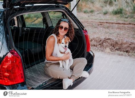Junge Glückliche Frau In Einem Auto Die Sich Mit Ihrem Süßen Hund Vergnügt Reisekonzept Ein