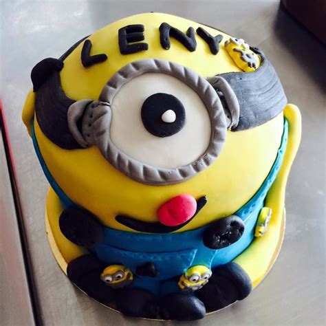 Minions movie games theme birthday cake design with fondant bob the minion kevin and bananas by rasna @ rasnabakes. Gâteau Minion - Cake design, Pâte à sucre - Les Délices de ...