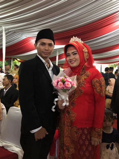 Kami menyediakan baju muslim dengan model terbaru dengan bahan berkualitas tentunya dengan harga termurah. 4 Gaya Baju Pengantin Nikah Massal Jakarta, Pasangan Mana ...