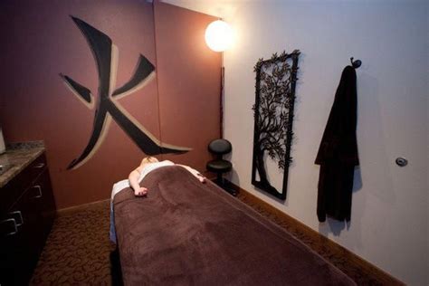 Helpful Holistic Tips For Reiki Classes Reikiclasses Massage Therapy Rooms Therapy Room