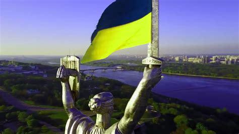 В Киеве на Родину мать повесили украинский флаг - YouTube