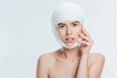 Mujer Desnuda Con Vendajes En La Cabeza Después De Una Cirugía Plástica